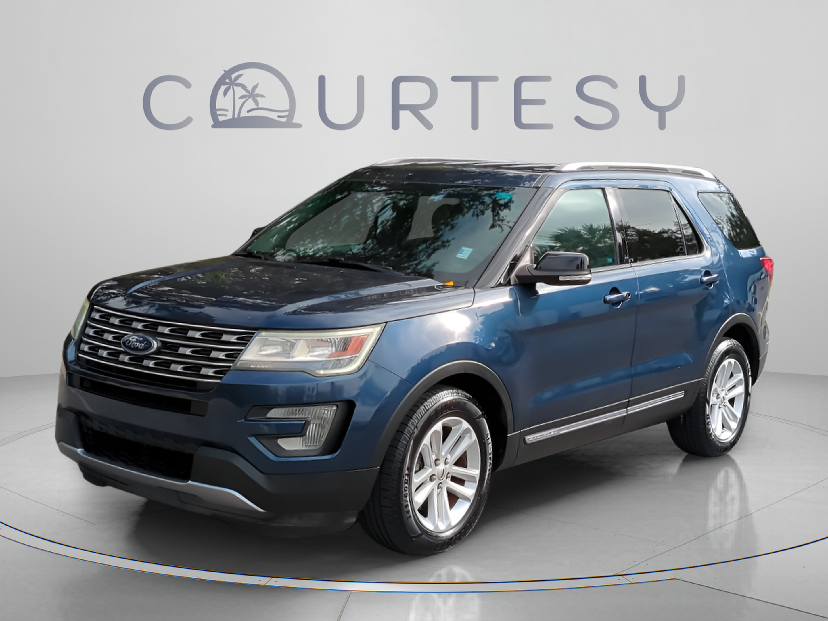 Used 2016 Ford Explorer XLT FWD image 2