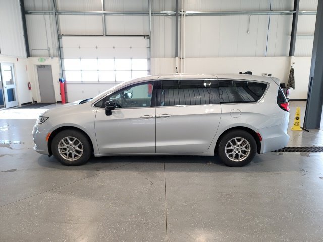 Used 2024 Chrysler Pacifica Touring-L FWD image 4