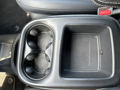 Used 2025 Chrysler Pacifica Select image 40