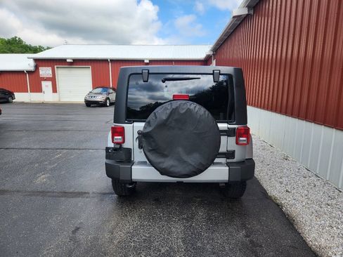 Used 2017 Jeep Wrangler Unlimited Sahara AWD/4WD image 8