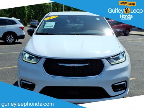 Used 2024 Chrysler Pacifica Touring-L FWD image 1