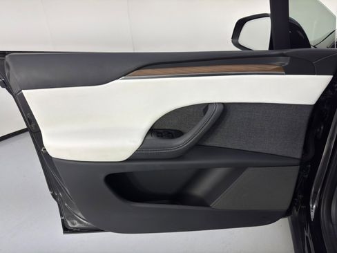 Used 2023 Tesla Model X Standard Range image 45