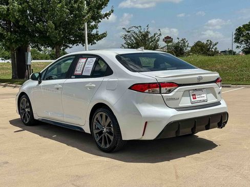 Used 2025 Toyota Corolla SE w/ SE Premium Package FWD image 5