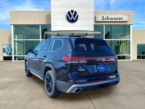 New 2026 Volkswagen Atlas Peak Edition image 2