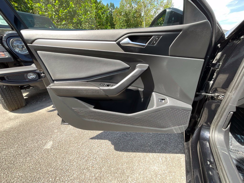Used 2025 Volkswagen Jetta SE FWD image 8
