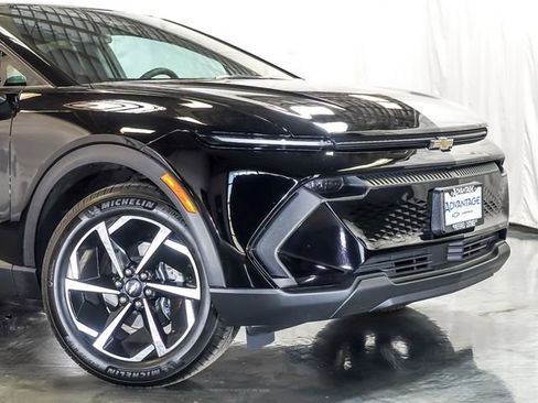Used 2026 Chevrolet Equinox EV LT FWD image 3