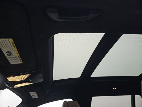 Used 2025 BMW X7 M60i image 11