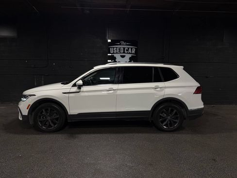 Used 2022 Volkswagen Tiguan SE w/ Panoramic Sunroof Package FWD image 2