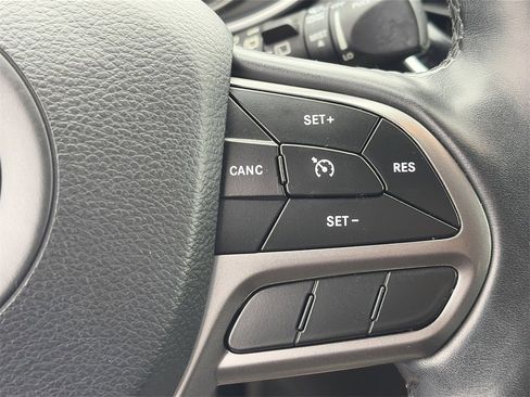 Used 2019 Jeep Cherokee Limited image 14