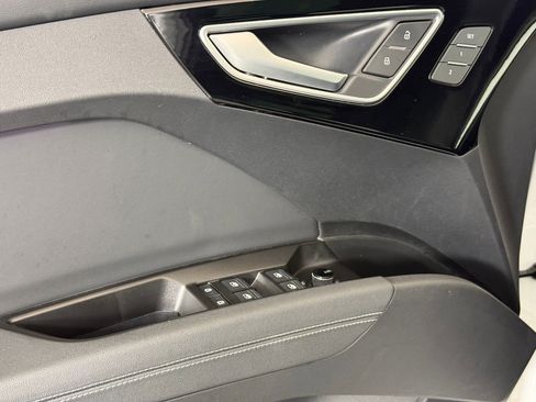 Used 2024 Audi Q4 e-tron Prestige image 13