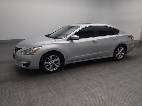 Used 2015 Nissan Altima 2.5 SV w/ Convenience Package FWD image 2