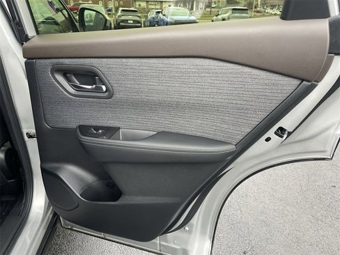 Used 2023 Nissan Rogue SV image 21