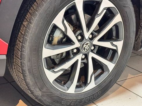 Used 2022 Toyota Corolla Cross XLE w/ Convenience Package image 17