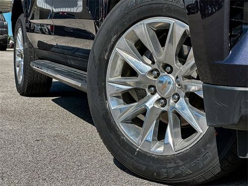 Used 2024 Chevrolet Suburban Premier image 2