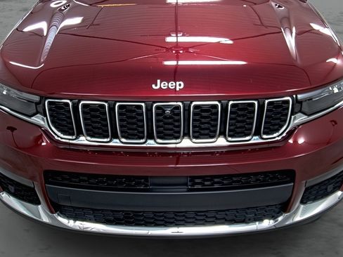 Used 2024 Jeep Grand Cherokee L Limited w/ Luxury Tech Group II AWD/4WD image 16