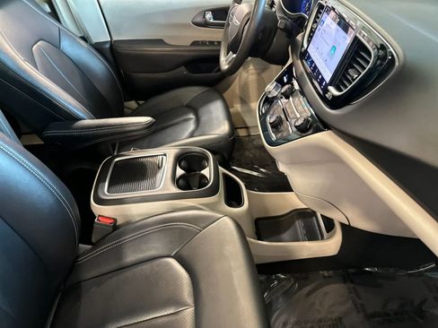 Used 2024 Chrysler Pacifica Touring-L FWD image 18