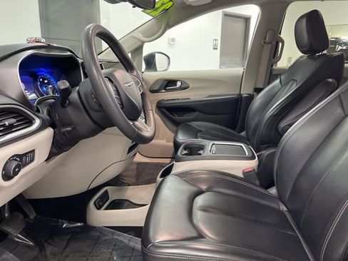 Used 2023 Chrysler Pacifica Touring-L image 18