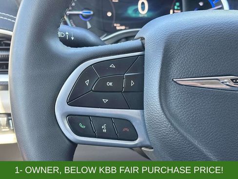Used 2024 Chrysler Pacifica Limited FWD image 28