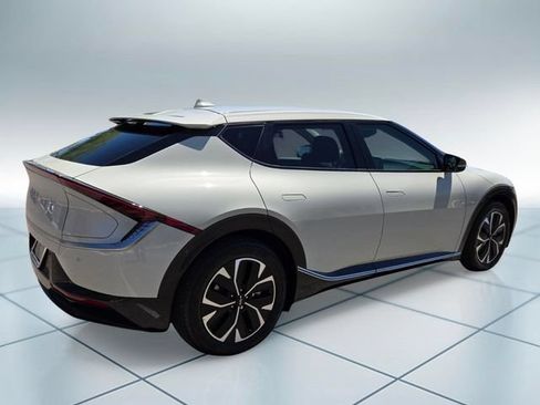 Used 2022 Kia EV6 Wind RWD image 4