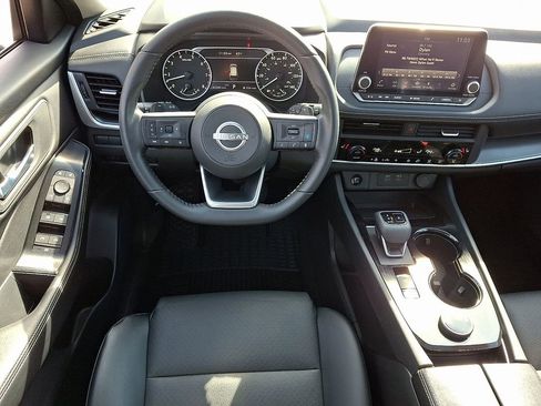 Used 2024 Nissan Rogue SV w/ SV Premium Package image 11