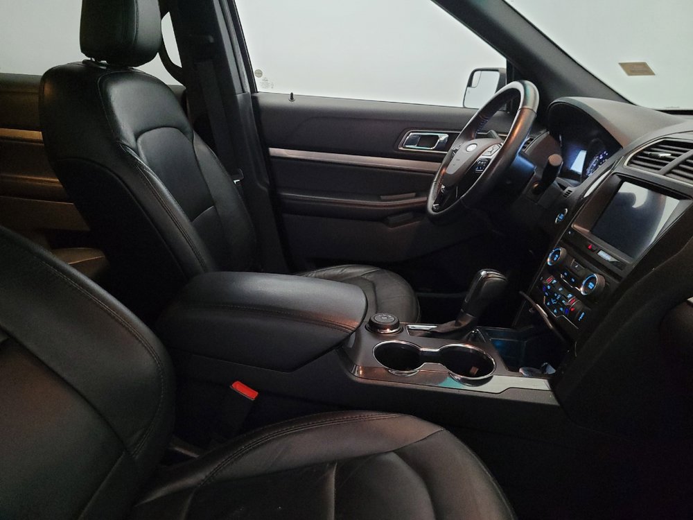 Used 2018 Ford Explorer XLT w/ Equipment Group 202A AWD/4WD image 21