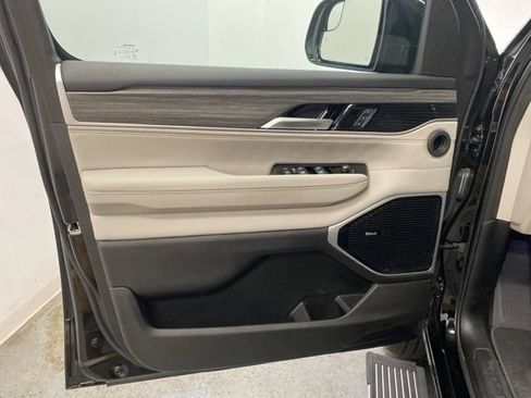 Certified 2024 Jeep Wagoneer L Series III w/ Premium Group I AWD/4WD image 24