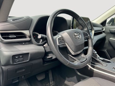 Used 2023 Toyota Highlander LE image 11