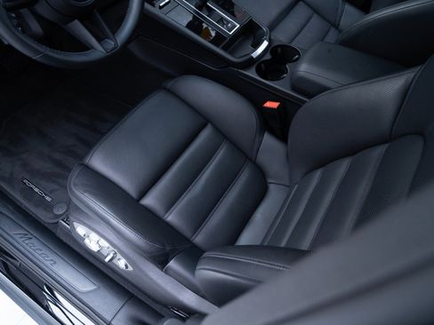 Certified 2025 Porsche Macan image 16