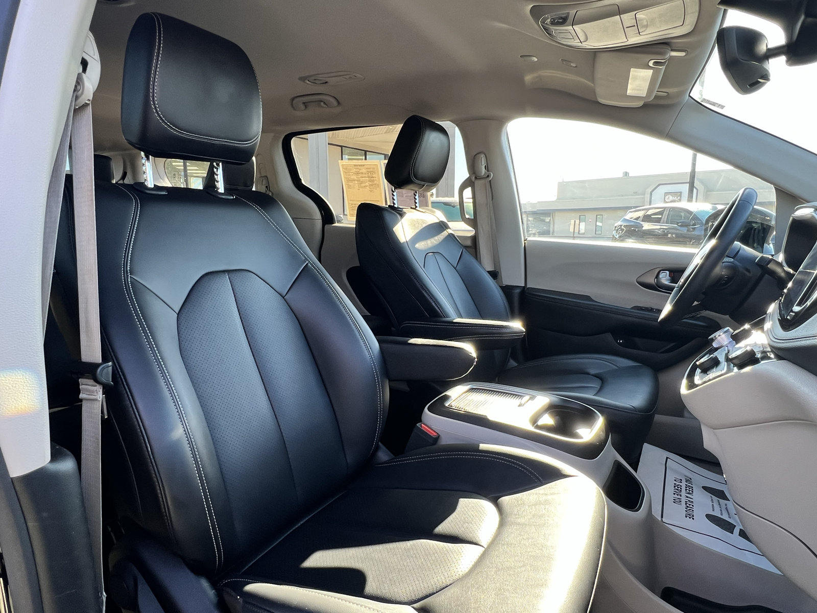 Used 2024 Chrysler Pacifica Limited FWD image 14