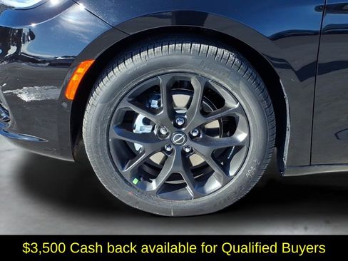 New 2026 Chrysler Pacifica Limited w/ Uconnect Theater Family Group image 12