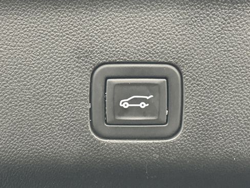 Used 2024 Chevrolet Suburban Premier image 17