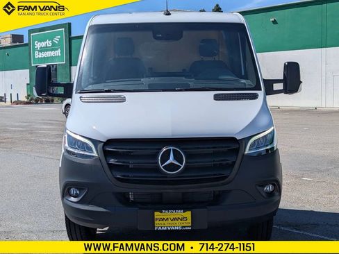 Used 2024 Mercedes-Benz Sprinter 4500 image 2