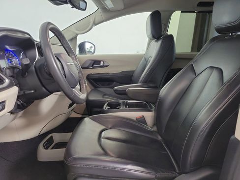 Used 2023 Chrysler Pacifica Touring-L FWD image 12