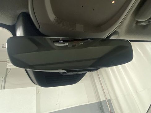 Used 2025 Volvo XC40 B5 Plus image 28