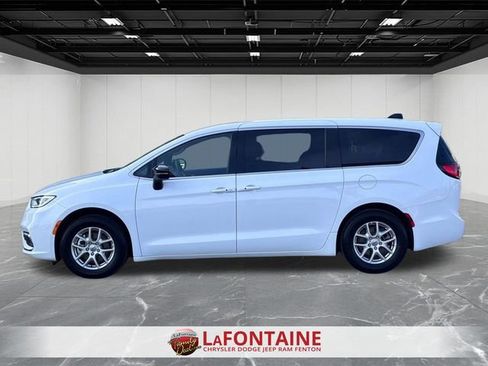 Used 2025 Chrysler Pacifica Select image 2