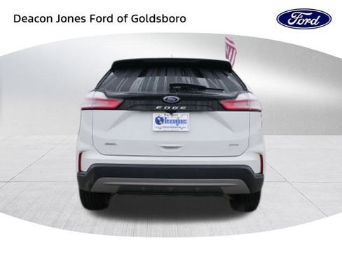 Used 2022 Ford Edge SEL w/ Convenience Package image 4