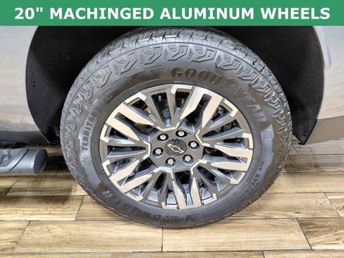 Used 2025 Chevrolet Suburban Z71 image 15