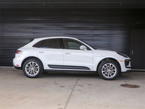 Used 2025 Porsche Macan image 8
