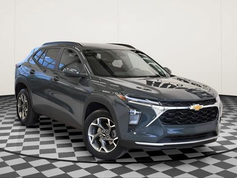 Used 2025 Chevrolet Trax LT FWD image 1