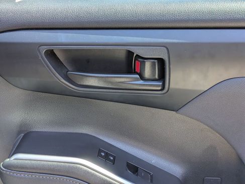 Used 2024 Toyota Highlander LE image 33