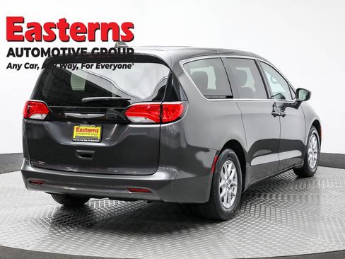 Used 2023 Chrysler Voyager LX image 5