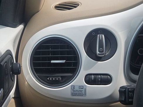 Used 2014 Volkswagen Beetle TDI FWD image 26
