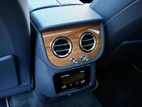 Used 2025 Bentley Bentayga AWD/4WD image 21