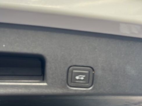 Used 2025 Chevrolet Traverse LT image 4