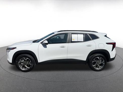 Used 2025 Chevrolet Trax LT w/ LT Convenience Package FWD image 9