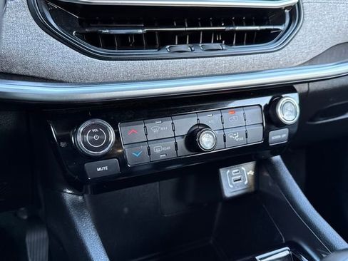 Used 2024 Jeep Compass Latitude image 14