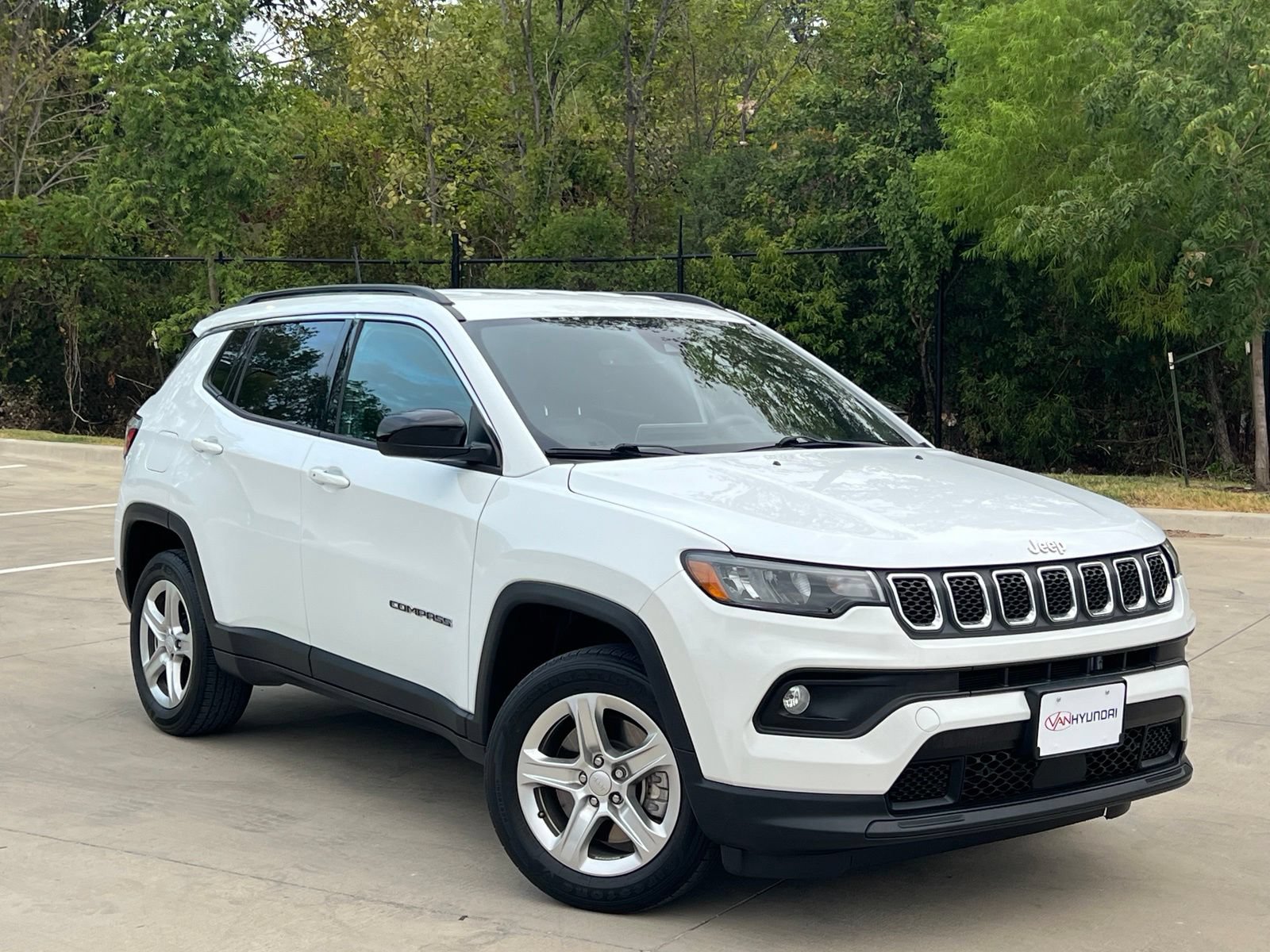 Used 2023 Jeep Compass Latitude w/ Convenience Group AWD/4WD image 1