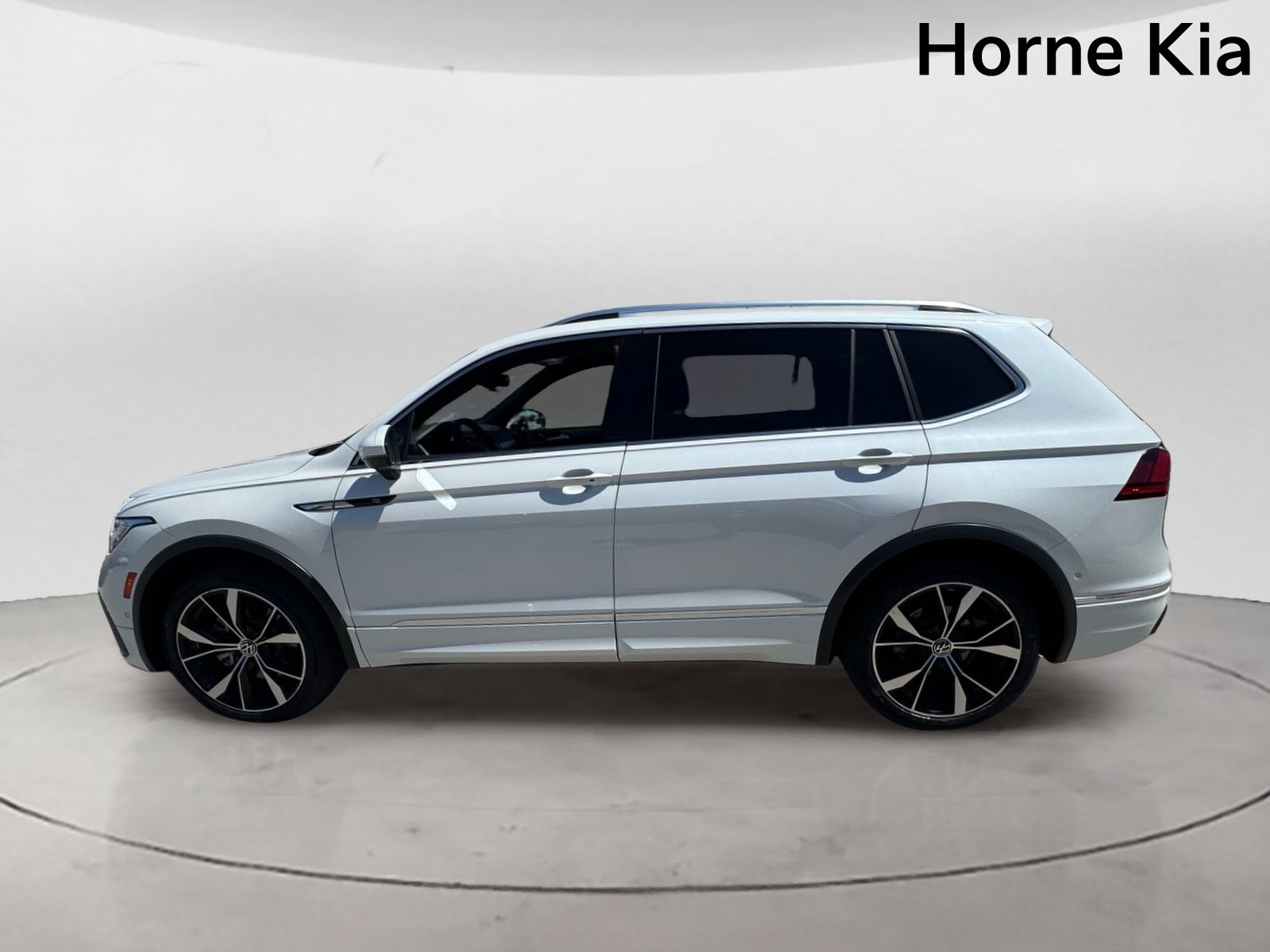 Used 2022 Volkswagen Tiguan SEL R-Line AWD/4WD image 6