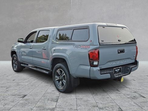 Used 2018 Toyota Tacoma TRD Sport AWD/4WD image 4