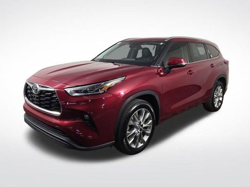 Used 2021 Toyota Highlander Limited FWD image 2